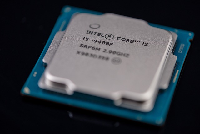 아이폰18, TSMC 아닌 인텔 제조 가능성 부상 | TSMC 3nm = 인텔 1.8nm | 미국에 반도체 공장 건설 | 인텔의 두 가지 신기술 성공 여부가 관건